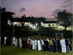 Suasana fajar diisi dengan kegiatan bahasa yang dipandu oleh OSIS