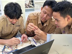 Diskusi kelompok dalam penyusunan final project berbasis IoT