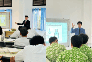 Pembentukan karakter kepada murid kelas 12 pada kegiatan amaliyah tadris yang mewajibkan murid kelas akhir menyusun RPP dan praktik mengajar di depan adik kelasnya, yang kemudian dievaluasi oleh ustadz. Kiri ke kanan (Zaki Ahmad Mumtaz diterima jalur SNBP Sastra Arab UI ; Rafi Herry Wardhana diterima jalur SNBP Geologi UI)